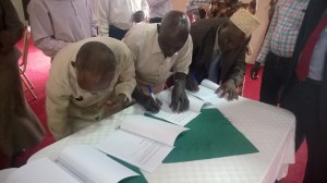 I leader della comunità di Kiboga firmano un accordo finale con la New Forests Company in Uganda