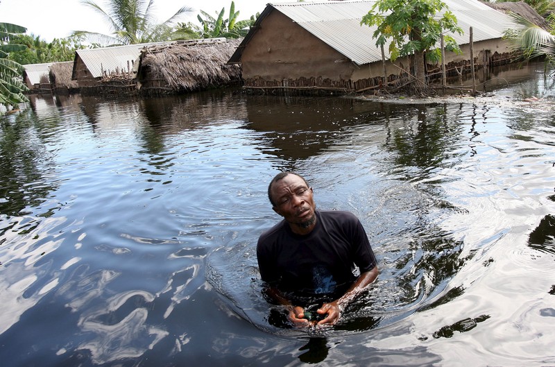 Somalia. Cercando di sopravvivere nel villaggio inondato. Credits: Stephen Morrison/EPA