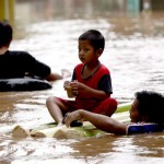 Indonesia. Le forti piogge hanno costretto migliaia di persone a lasciare le proprie case. Credits: EPA/ADI WEDA