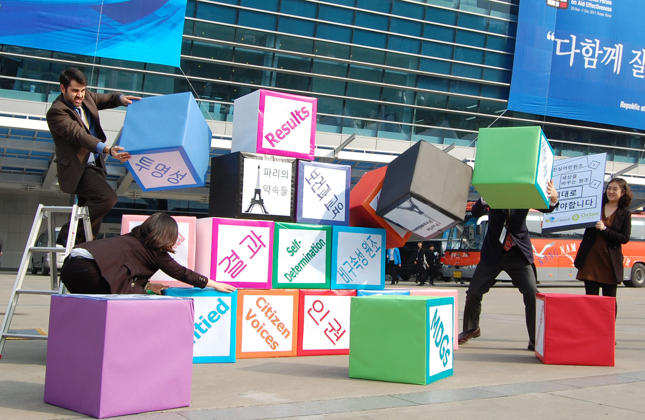 Lo stunt di Oxfam in occasione dell'incontro sull'aiuto allo sviluppo di Busan, Corea del Nord.