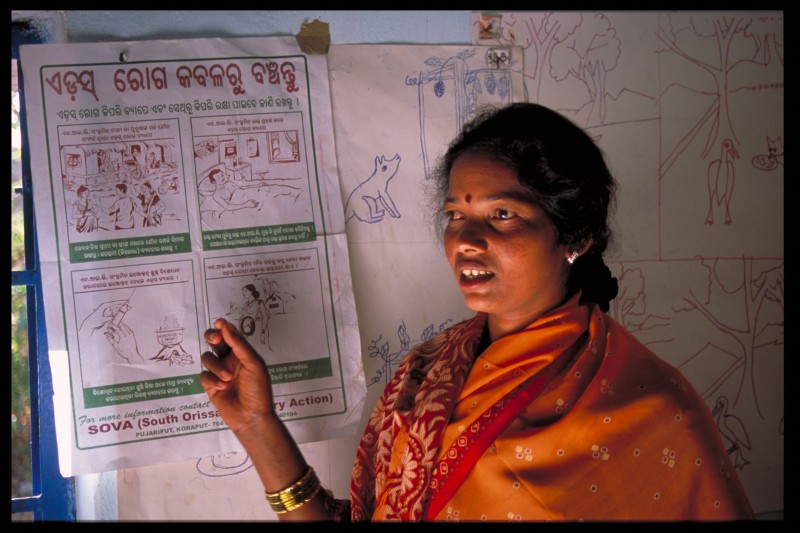 Baijayanti Kaur insiste sull'importanza di usare i condom per combattere HIV e AIDS. Credits: Shailan Parker/Oxfam