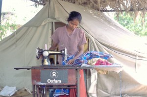 Rasidha con la sua nuova macchina da cucire, fonte preziosa di guadagno e indipendenza. Credits: Howard Davies/Oxfam