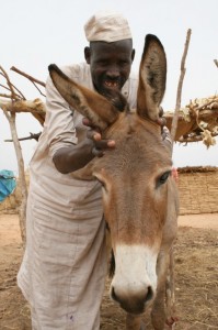 Abdell e la sua asinella Mashai, che significa Veloce. Credits: Jane Beesley/Oxfam