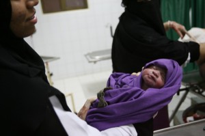 Maha e il bambino che ha contribuito a far nascere. Credits: Abbie Trayler-Smith/Oxfam Maha e il bambino che ha contribuito a far nascere. Credits: Abbie Trayler-Smith/Oxfam