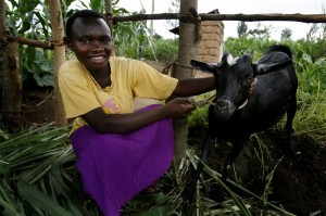 Selina mostra orgogliosa la sua capretta. Credits: Kate Holt/Oxfam