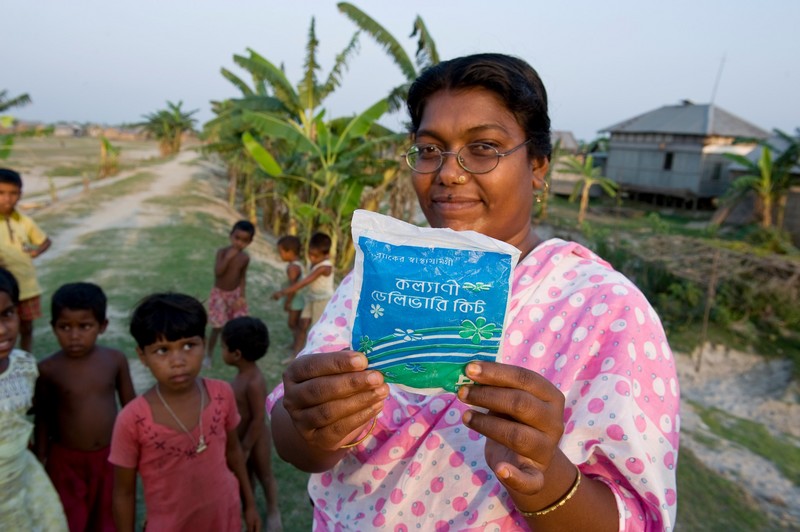 Aleya mostra il kit per il parto. Credits: Dan Chung/Oxfam Aleya mostra il kit per il parto. Credits: Dan Chung/Oxfam