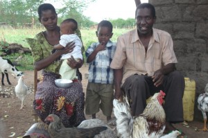 Liku e Mahed con la famiglia e le loro galline. Credits: Oxfam