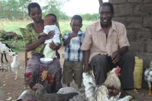 Liku e Mahed con la famiglia e le loro galline. Credits: Oxfam Liku e Mahed con la famiglia e le loro galline. Credits: Oxfam