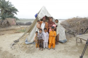Ali Hassan e la sua famiglia nella tenda, unico rifugio dopo le inondazioni. Credits:Timothy Allen/Oxfam