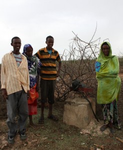 Ali-Dahir Muhammed e alcuni membri della comunità accanto al nuovo pozzo. Credits: Sophie McGrath/ Oxfam