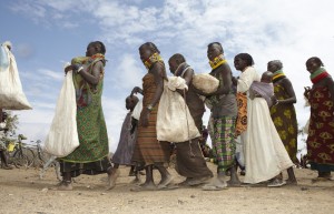 Turkana, Kenya. In fila al punto di distribuzione di cibo di Oxfam. Credits: Oxfam