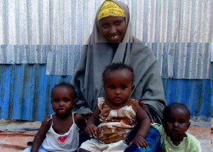 Ambiyo e i suoi tre bambini; sono arrivati al centro per il trattamento della malnutrizione in gravi condizioni e ora possono lasciarlo con la loro mamma. Geno Teofilo/ Oxfam