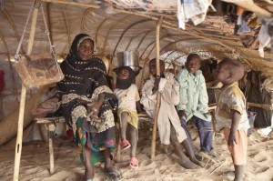 Chad, Etta Brahim Senussi con i figli. Senza pioggia, i suoi animali stanno morendo e Etta non sa come sfamare i bambini. Credits: Andy Hall