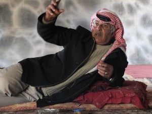 Abu Raed ci racconta come sia difficile la vita nelle comunità beduine nei Territori Occupati Palestinesi. Credits: Valentina Lanzilli