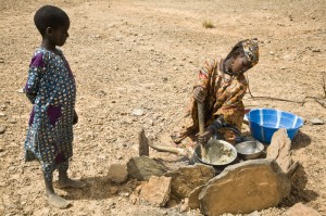 Aldaoula prepara del cibo per il fratellino Abdoulatif, che aspetta impaziente. Credits: Fatoumata Diabate