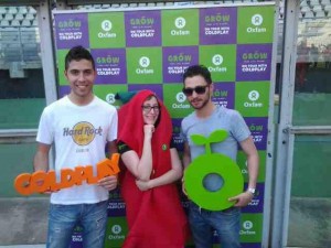 Michela vestita da peperone insieme con gli altri volontari attendono l'arrivo dei Coldplay. Credits: Dolma Bornengo/OxfamItalia Michela vestita da peperone insieme con gli altri volontari attendono l'arrivo dei Coldplay. Credits: Dolma Bornengo/OxfamItalia