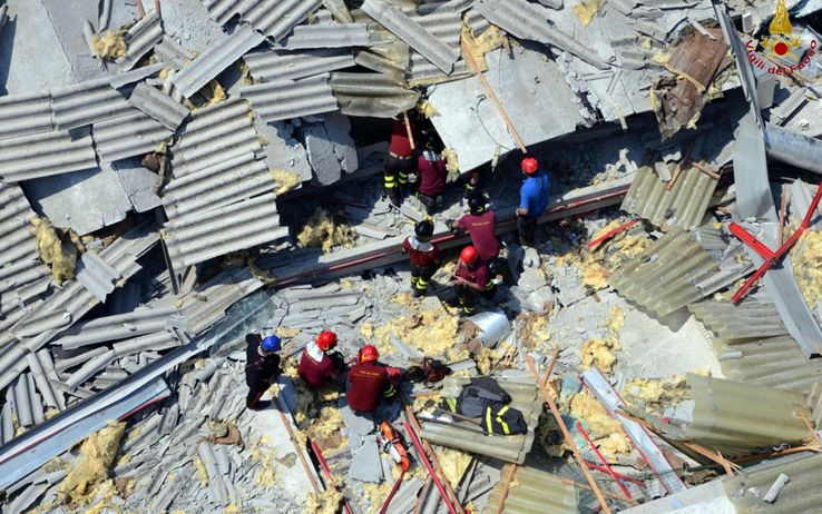 Uno dei capannoni crollati a causa del terremoto del 29 maggio 2012
