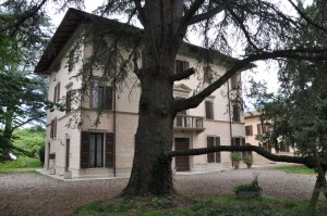 La villa del La Lucciola, ora inagibile dopo il sisma. Credits: Vittorio Iervese