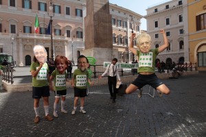 Stunt a Roma in favore della tassa sulle transazioni finanziarie, Credits: Adamo Banelli Stunt a Roma in favore della tassa sulle transazioni finanziarie, Credits: Adamo Banelli