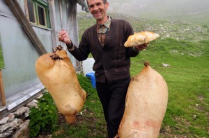 Bosnia Erzegovina. Il formaggio nel sacco è presidio Slow Food. Credits: Oxfam Italia