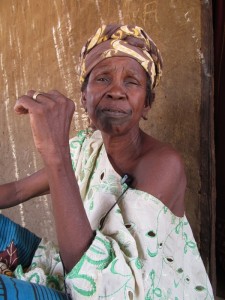 Mali. La numerosa famiglia di Fatoumata dipende unicamente dal campo di noccioline, ormai arido per la siccità. Credits: OxfamGB
