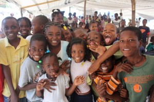 Haiti, il lavoro della cooperazione vuol dire molto per il futuro di questi bambini. Julia Gilbert/Oxfam Haiti, i bambini hanno concluso il laboratorio di aquiloni, e imparato molto sull'igiene. Julia Gilbert/Oxfam