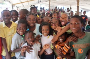 Haiti, i bambini hanno concluso il laboratorio di aquiloni, e imparato molto sull'igiene. Julia Gilbert/Oxfam