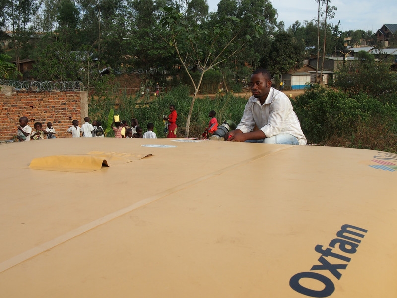 Congo, il lavoro di Oxfam sul campo per promuovere salute e igiene. Credits: Caroline Gluck/Oxfam Congo, il lavoro di Oxfam sul campo per promuovere salute e igiene. Credits: Caroline Gluck/Oxfam
