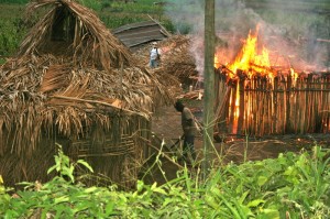 Una casa brucia in Guatemala, crediti: Committee for Campesino Unity (CUC)