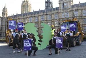 Oxfam manifesta contro land grabs