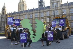 UK_landgrab_crediti:Andy Hall/Oxfam Oxfam manifesta contro land grabs