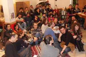 Milano, i partecipanti all'evento "La fame a tavola" la maggior parte degli ospiti -come la maggior parte degli ospiti del nostro pianeta- mangia solo un pugno di riso.