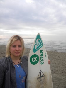 Greta Dalle Luche con il suo surf per Oxfam Italia!