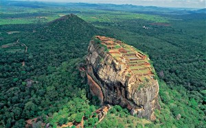 Sri Lanka, Sigiriya-Rock. Sigiriya, considerata da alcuni l'ottava meraviglia del mondo, è composta da un antico castello eretto da re Kasyapa nel quinto secolo.