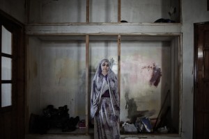 Libano, Bekaa valley, Hanin nella sua "casa", priva di mobili e riscaldamento. Credits: Luca Sola/Oxfam