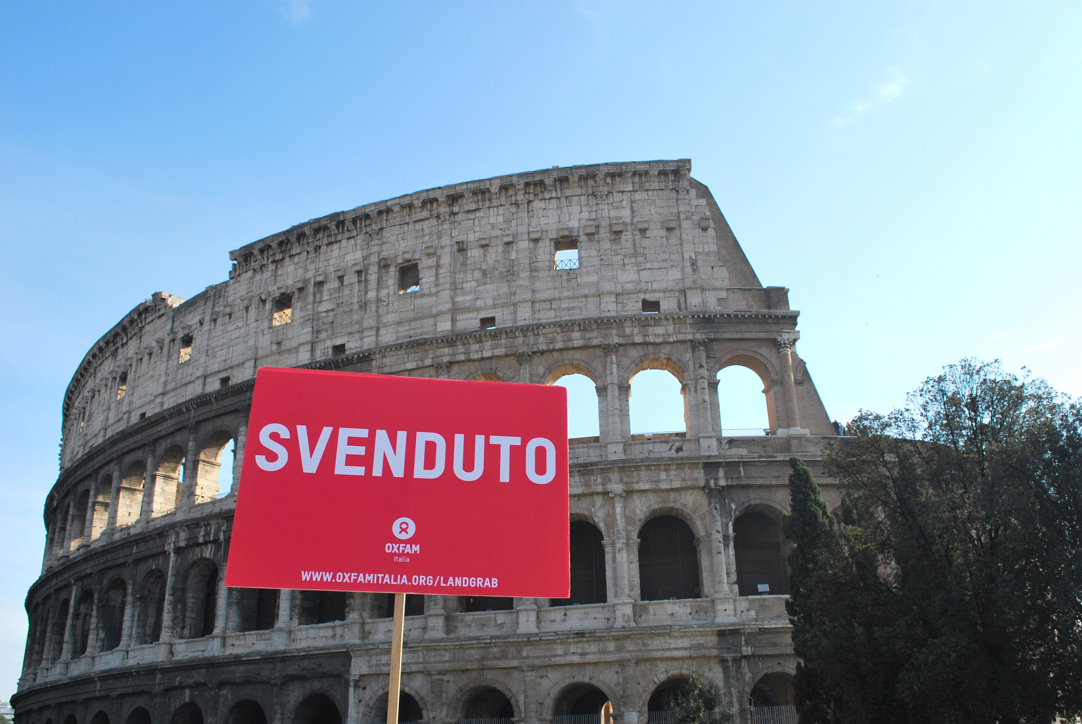 Il Colosseo accaparrato e svenduto. Land Grab Global Day, 7 febbraio 2013 Il Colosseo accaparrato e svenduto. Land Grab Global Day, 7 febbraio 2013