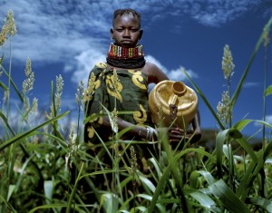 Kenya. Tioko Korima annaffia l'orto di casa che ha messo su grazie a Oxfam. Alejandro Chaskielberg/ Oxfam