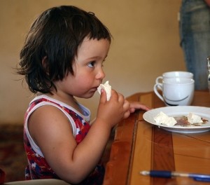 Draganas daughter eating kripavac cheese. Credits: Oxfam Italia La bimba di Dragana apprezza molto il formaggio! Credits: Oxfam Italia