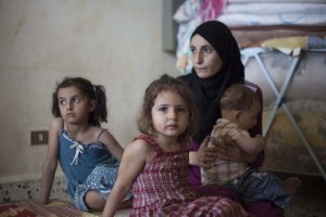 Maysa Abdel Razaq Al Akhras e i figli, rifugiati in Libano. Credits: Sam Tarling/ Oxfam