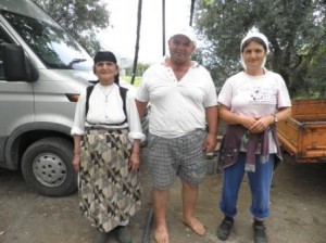 Prend with his wife and his mother in front of the house