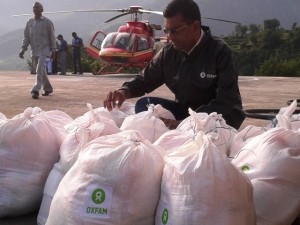 Le razioni di cibo sono state trasportate in elicottero dalla città settentrionale di Guptkashi fino ai villaggi che sono rimasti inaccessibili. 