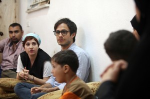 Gael Garcia Bernal con una delle famiglie beneficiarie degli aiuti di Oxfam