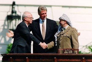 Bill Clinton, Yitzhak Rabin, Yasser Arafat davanti alla Casa Bianca, 13 - 9 - 1993