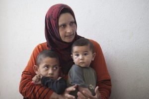 Libano, Amany e i suoi 5 bambini hanno lasciato la loro casa in Siria dopo che è stata distrutta. Credits: Sam Tarling/Oxfam