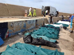 I corpi dei migranti recuperati a Lampedusa (Ansa)
