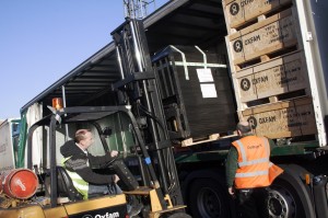 Bicester, Gran Bretagna. Gli aiuti vengono caricati sui camion verso l'aeroporto di east Midlands diretti nelle Filippine. Credits: Oxfam 