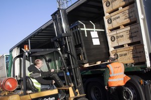 Bicester, Gran Bretagna. Gli aiuti vengono caricati sui camion verso l'aeroporto di east Midlands diretti nelle Filippine. Credits: Oxfam 83095scr Bicester, Gran Bretagna. Gli aiuti vengono caricati sui camion verso l'aeroporto di east Midlands diretti nelle Filippine. Credits: Oxfam