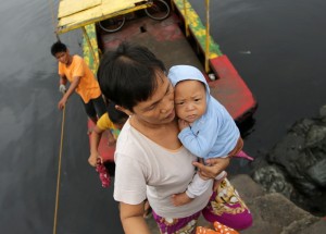 Filippine_Una famiglia in fuga da Las Pinas, a sud di Manila, insieme a migliaia di persone in fuga dal tifone.