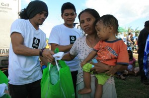 Dolor riceve un kit igienico sanitario dai volontari di Oxfam. Credits: Jane Beesley/Oxfam