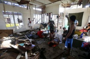 Filippine. I medici assistono una donna che sta partorendo in uno degli edifici danneggiati a Tacloban. Credits: EPA/Dennis M. Sabangan 